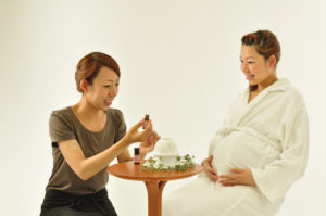 マタニティーの時期にのみ味わうことができる赤ちゃんと二人で受ける 至福の時間です。